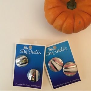 Button style mother of pearl earrin…